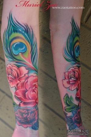 手臂彩色孔雀羽毛花卉纹身