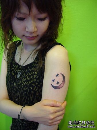 美女手臂月亮五角星纹身
