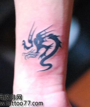 手臂精致的图腾龙纹身图案