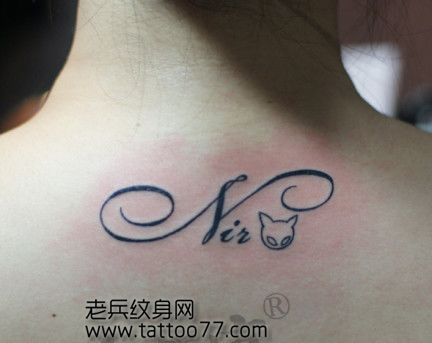 精美的颈部文字纹身图案