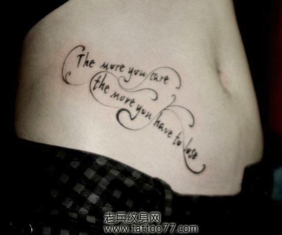 美女腹部花体英文字母纹身图案
