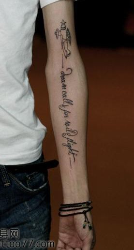 唯美时尚的手臂字母纹身图案