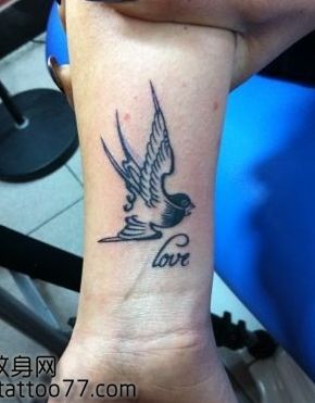 手臂可爱图腾小燕子纹身图案