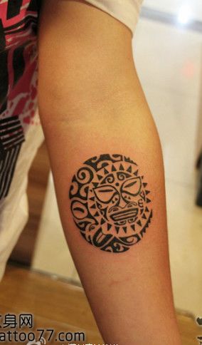 手臂图腾太阳月亮纹身图案