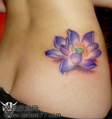 美女腰部彩色莲花纹身图案