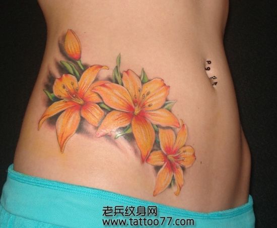 美女腹部彩色百合花纹身图案
