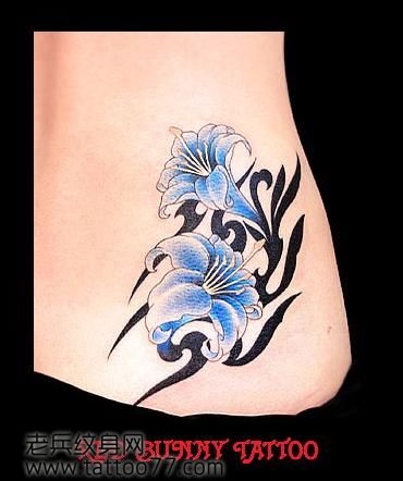 美女腰部经典的百合花纹身图案