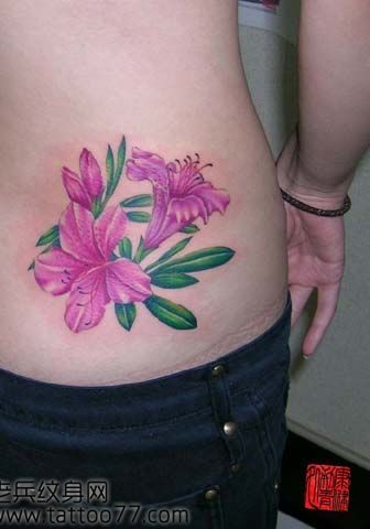 好看艳丽的腰部百合花纹身图案