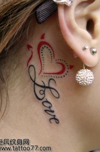 美女耳部爱心文字纹身图案