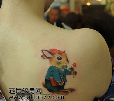 美女背部超可爱的小兔子纹身图案