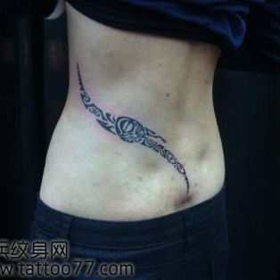 美女腰部时尚好看的图腾纹身图案