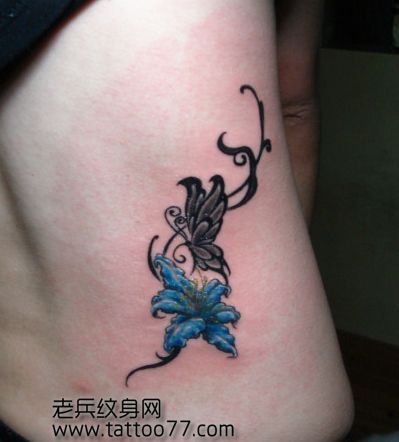 美女腰部唯美的蝴蝶百合花纹身图案