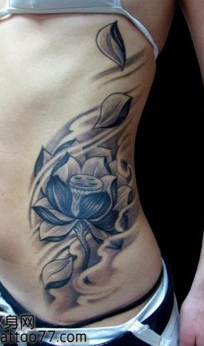 美女侧腰唯美的莲花纹身图案