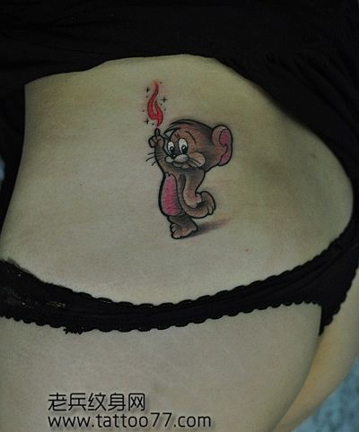 超可爱的腰部老鼠纹身图案