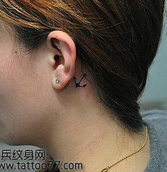 唯美经典的耳部图腾铁锚纹身图案