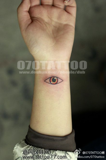 手臂时尚另类的眼睛纹身图案