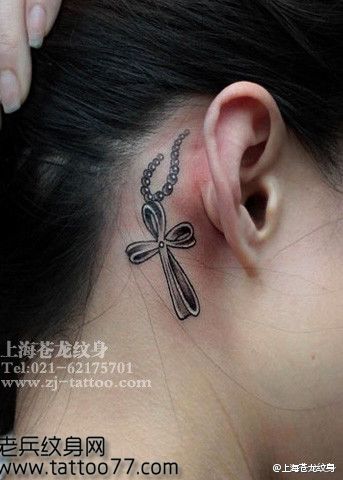 美女耳部十字架吊链纹身图案