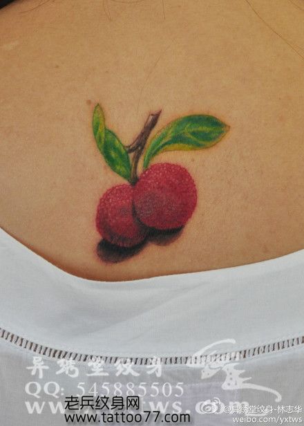 背部好看的杨梅纹身图案