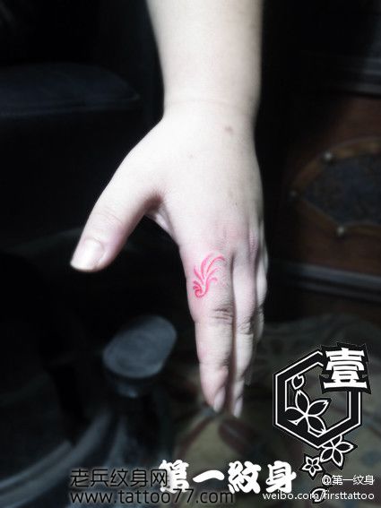 手指精美时尚的图腾纹身图案