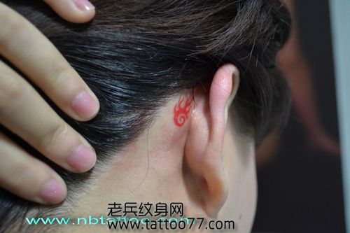 美女耳部经典的火焰纹身图案