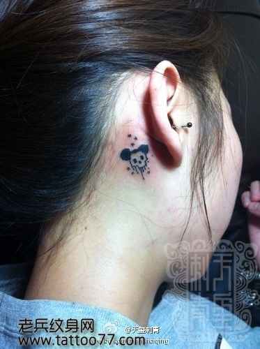 美女耳部可爱的骷髅头纹身图案