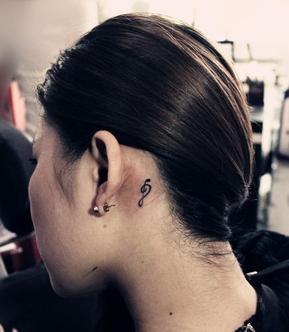 女生耳部图腾音符纹身图案