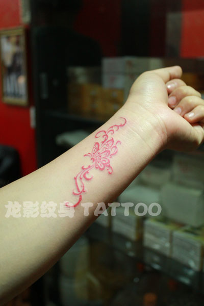 女孩子喜欢的手臂彩色图腾蝴蝶藤蔓纹身图案