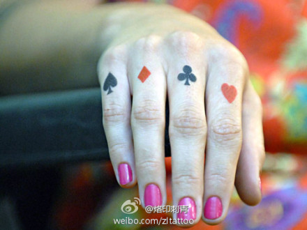 美女手指黑桃爱心梅花方片纹身