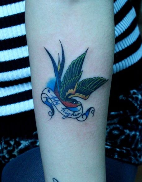 女生喜欢的手臂小燕子纹身图案