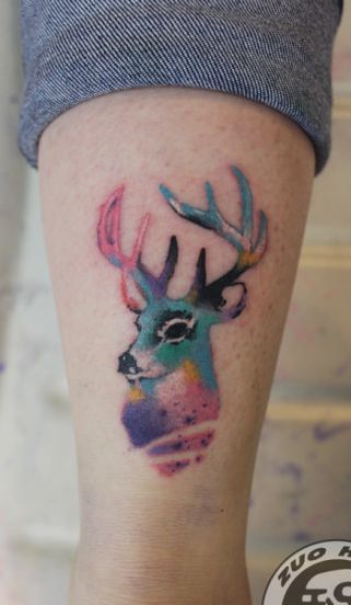 一款腿部彩色小鹿纹身图案
