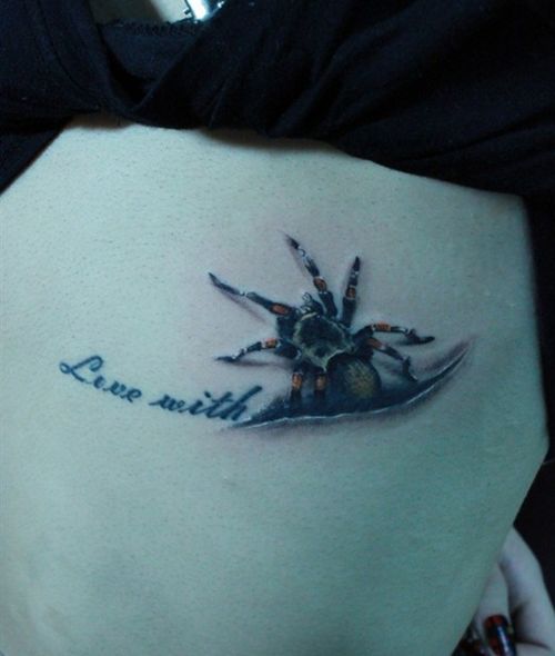 女孩子背部撕皮蜘蛛纹身图案