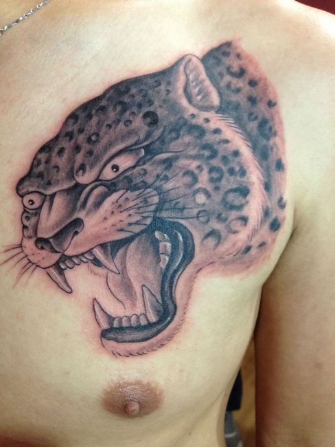 胸部霸气的一款豹子头纹身图案