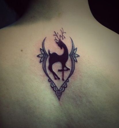 一款背部图腾小鹿纹身图案