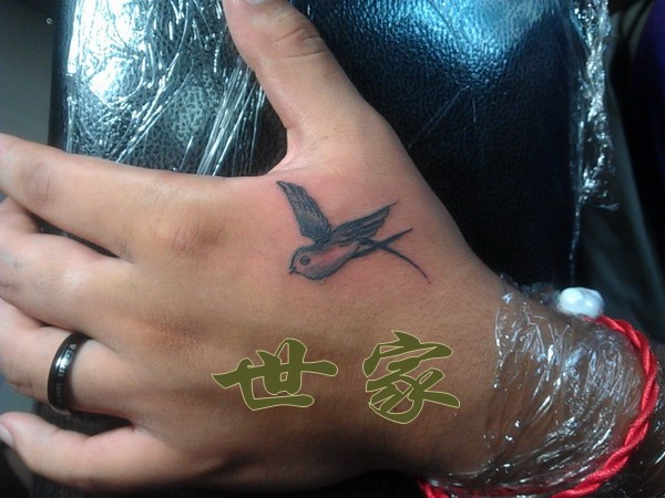 上海世家刺青纹身秀图吧作品:手部虎口小鸟纹身