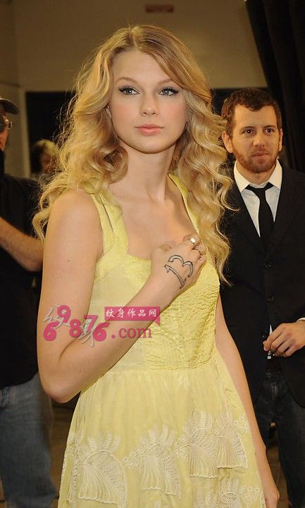 泰勒斯威夫特手背数字纹身图案