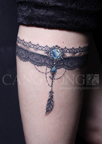 上海纹身秀图吧苍龙纹身作品:女生大腿蕾丝钻石纹身