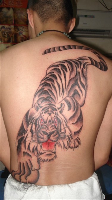 背部下山虎纹身图案-蚌埠纹身秀图吧霞艺纹身推荐