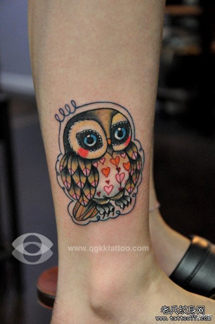 女生腿部萌的猫头鹰纹身图案