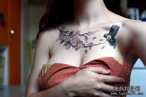 女生前胸花卉与小鸟纹身图案