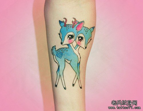 手臂卡哇呀的小鹿纹身图案