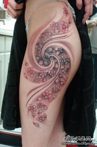 美女臀部时尚精美的樱花纹身图案