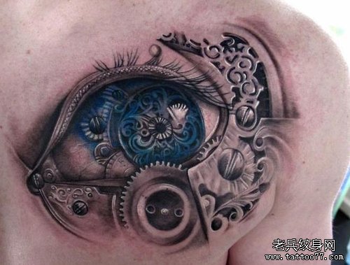 男人胸部精美时尚的机械眼睛纹身图案