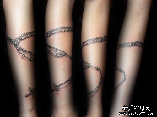女生手臂精美时尚的手链纹身图案