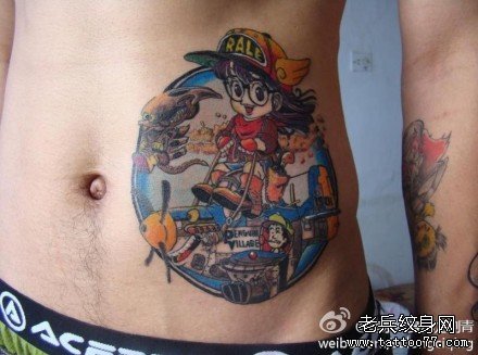 男生腹部可爱的阿拉蕾纹身图案