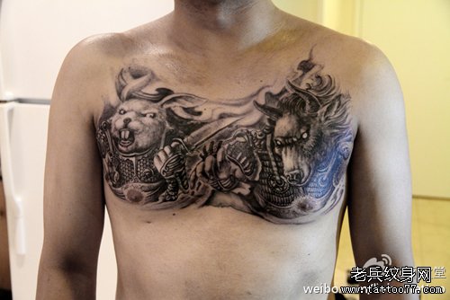 男人前胸帅气超酷的兔子与牛纹身图案