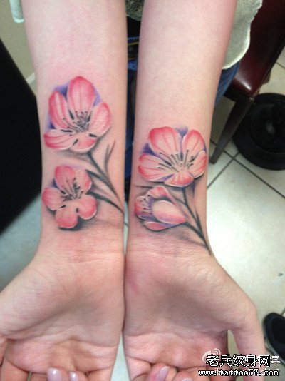 女生手腕时尚漂亮的花卉纹身图案