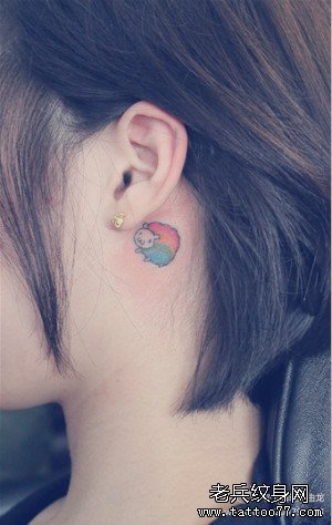 女生脖子吃可爱的小羊纹身图案