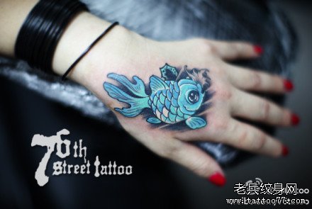 女生手背小金鱼纹身图案