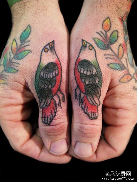 手指小巧的old school小鸟纹身图案