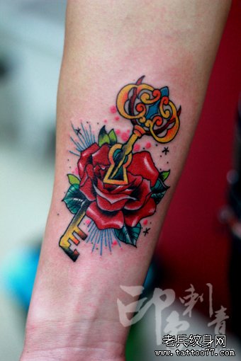 手臂唯美时尚的钥匙纹身图案